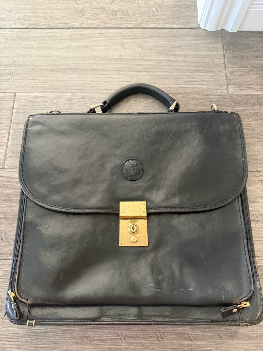 Vintage Black Leather Briefcase with Gold Lock 
Borsette La rappi